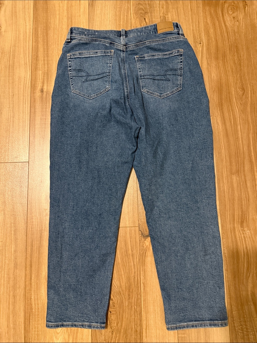 American Eagle High-Rise Mom Blue Jeans - Picture 2 of 4